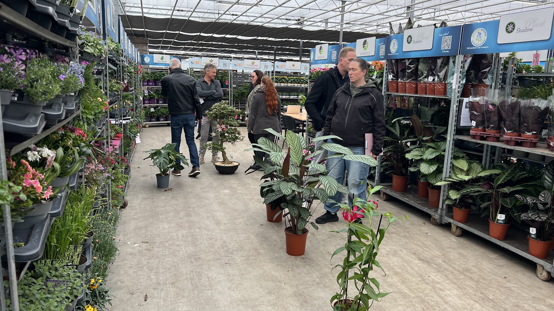 Impressie van de beurs - rij karren met planten